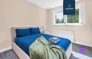 MUIRTON HOUSE - INVOICE and REDUCED PRICE only via SUNRISE SHORT LETS DUNDEE, 4 Bed House, 4 Car Parking, 2 Baths, 5 Smart TVs, Fully Equipped Kitchen, Large Dining and Living Space, Rear Garden, Free WiFi, and ONLY 9 Mins to STANNERGATE Ports