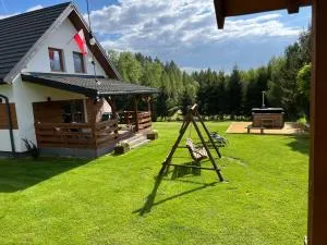 Domek z kominkiem nad jeziorem z jacuzzi ogrodowym - Daniłowce