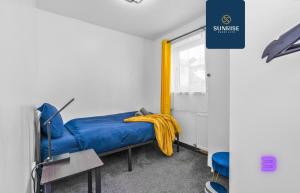 THE CLIPPIE - INVOICE and REDUCED PRICE only via SUNRISE SHORT LETS DUNDEE, 3 Rooms, 4 Beds, Recently Renovated, Free WiFi, Free Street Parking, Ground Floor, Fully Equipped, Short and ONLY 5 Mins to STANNERGATE Ports