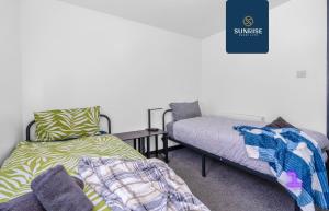 THE CLIPPIE - INVOICE and REDUCED PRICE only via SUNRISE SHORT LETS DUNDEE, 3 Rooms, 4 Beds, Recently Renovated, Free WiFi, Free Street Parking, Ground Floor, Fully Equipped, Short and ONLY 5 Mins to STANNERGATE Ports