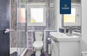 THE CLIPPIE - INVOICE and REDUCED PRICE only via SUNRISE SHORT LETS DUNDEE, 3 Rooms, 4 Beds, Recently Renovated, Free WiFi, Free Street Parking, Ground Floor, Fully Equipped, Short and ONLY 5 Mins to STANNERGATE Ports