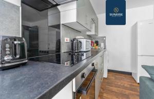 THE CLIPPIE - INVOICE and REDUCED PRICE only via SUNRISE SHORT LETS DUNDEE, 3 Rooms, 4 Beds, Recently Renovated, Free WiFi, Free Street Parking, Ground Floor, Fully Equipped, Short and ONLY 5 Mins to STANNERGATE Ports