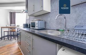 THE CLIPPIE - INVOICE and REDUCED PRICE only via SUNRISE SHORT LETS DUNDEE, 3 Rooms, 4 Beds, Recently Renovated, Free WiFi, Free Street Parking, Ground Floor, Fully Equipped, Short and ONLY 5 Mins to STANNERGATE Ports