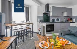 THE CLIPPIE - INVOICE and REDUCED PRICE only via SUNRISE SHORT LETS DUNDEE, 3 Rooms, 4 Beds, Recently Renovated, Free WiFi, Free Street Parking, Ground Floor, Fully Equipped, Short and ONLY 5 Mins to STANNERGATE Ports