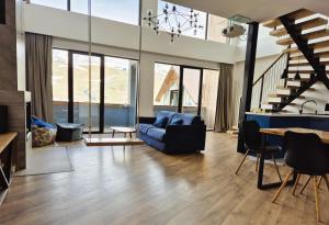 Gudauri Summer Apartment - Fireplace, Netflix on 100" Projector Screen, Full kitchen