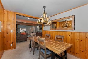 NEW 3 Cubs Cabin + Close to the Village & Lake