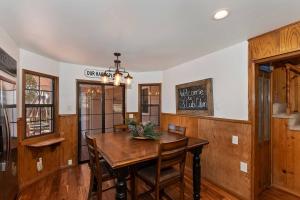 NEW 3 Cubs Cabin + Close to the Village & Lake