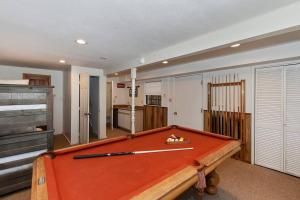 NEW 3 Cubs Cabin + Close to the Village & Lake