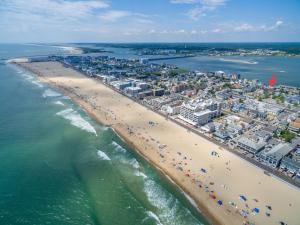 Cozy 2BR Apt Walk to the Beach and Boardwalk