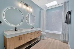 NEW BEACH Pool Home, New Industrial OCEAN Vibe, Hot Tub, Pool, Views - إنجلوود