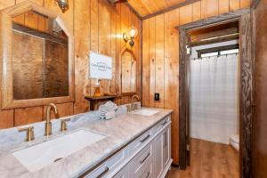 Closer to the Stars Cabin with Fire Pit