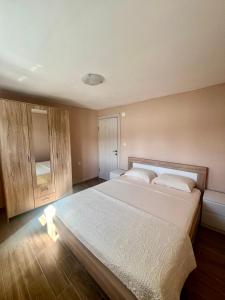 Lakeside Harmony Apartment