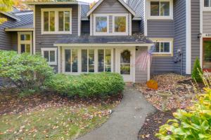 Charming Hidden Valley Resort Home Walk to Slopes