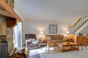 Charming Hidden Valley Resort Home Walk to Slopes