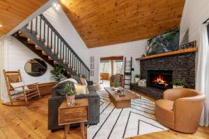 Story Book Cabin with Mountain Views, Game Cave, Hot Tub and Close to Downtown