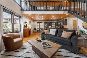 Story Book Cabin with Mountain Views, Game Cave, Hot Tub and Close to Downtown