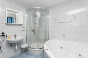 Apartments with parking space Split - 22909