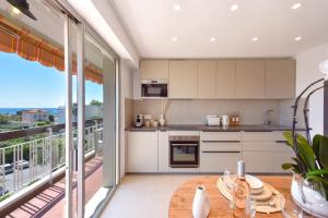 Luxury 1-Br apartment sea view parking