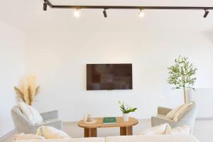 Luxury 1-Br apartment sea view parking