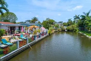 Paradise Luxe Waterfront Pool Home, Modern, Near Best Beachs Shopping,Hard Rock Casino Fun - Highland Lakes