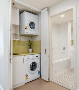 Glenelg Oasis, Pool, Gym, Spa & Sauna, Free Parking, City Views