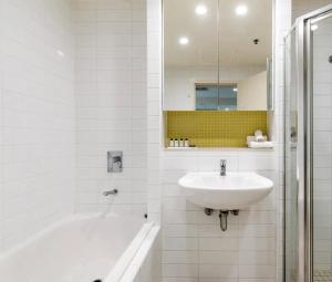 Glenelg Oasis, Pool, Gym, Spa & Sauna, Free Parking, City Views