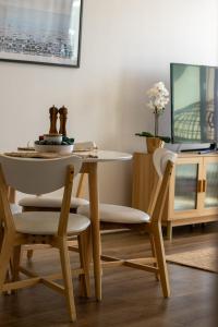 Glenelg Oasis, Pool, Gym, Spa & Sauna, Free Parking, City Views