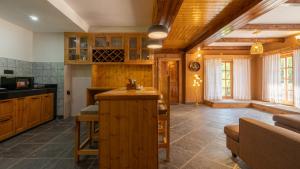 Somvan Chalet By Mick-Hans