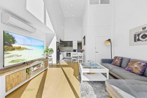 Epping Sunlit Luxury Loft - 2Beds & High Ceilings