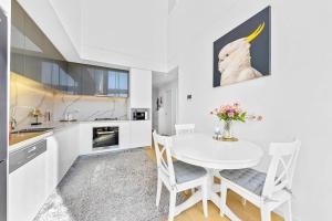 Epping Sunlit Luxury Loft - 2Beds & High Ceilings