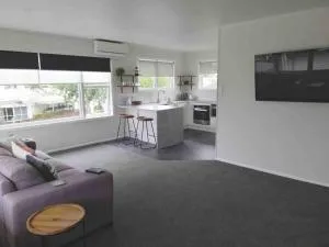 Centrally located and recently renovated - Frankton Junction