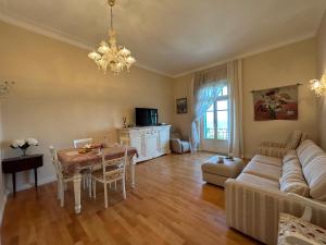 Vaste 2 pièces raffiné vue mer MENTON CENTRE