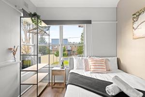 Classic Double Room - Centrally Located at Narwee - Shared Bathroom