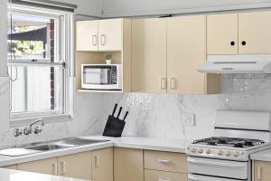 Classic Double Room - Centrally Located at Narwee - Shared Bathroom