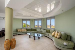 Villa Zafira - Seaview Manor with Heated Pool