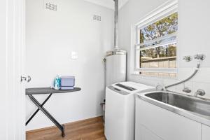Cozy Queen Room in Narwee - Next to Stations & Shops - Shared Bathroom