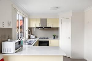 Serene Double Room in Panania - Close to Stations & Shops - Shared Bathroom