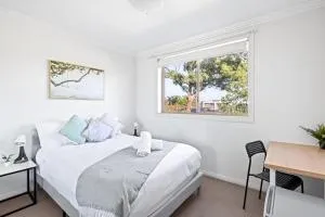 Serene Double Room in Revesby - Mins to Eateries & Shops - Shared Bathroom - Peakhurst