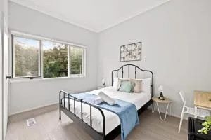 Cozy Queen Room - Nearby Transport & Shop - Shared Bathroom - Killara