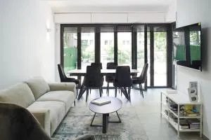 2 BR next to Old City with Patio by FeelHome - Geʼullim