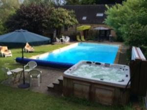 Les Bambous, avec piscine, tennis et lac privatif