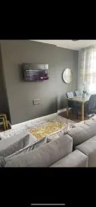 Clifton Home - Newly Refurbished - Free WiFi and Parking- Near City Centre - Killingbeck