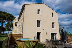 Domaine de Mérins, 10 couchages avec piscine, face à la rivière, à 4km de la plage