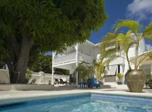 This enchanting 3 bedroom, 2 bathroom townhouse is nestled mere moments away fro - Mount Standfast