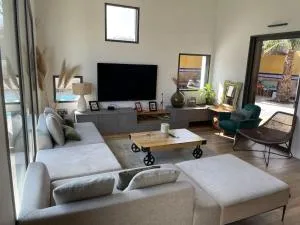 Maison contemporaine, piscine chauffée - 康博莱班