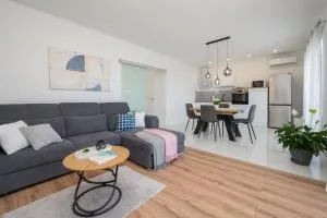 Apartment Gracin - Brand new with terrace and seaview - Gornji Seget