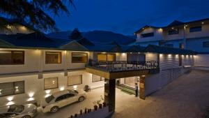 Aatmayog Luxury Manor Hilltop Centrally Heated Resort, Manali