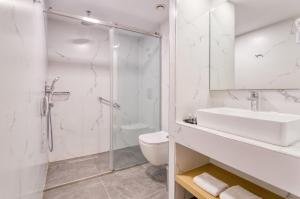Twin Room with Sea View room in Palatino Hotel