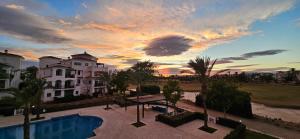 Exclusive Silent & Sunny Top Floor Apartement, 2 Pools & Golfview