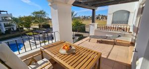 Exclusive Silent & Sunny Top Floor Apartement, 2 Pools & Golfview